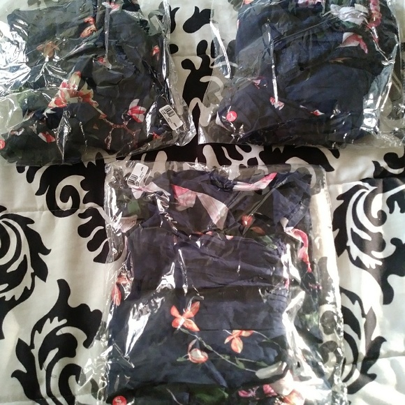 Only 1 left✨Dark Blue Floral Cold Shoulder Romper - Picture 4 of 5